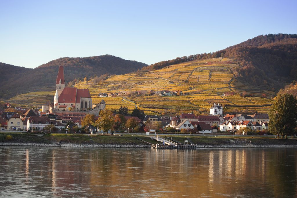 Herbstlicher Blick auf das kleine österreichische Dorf Weißenkirchen in der Wachau am Ufer der Donau, Bezirk Krems-Land, Wachau-Tal, Österreich.