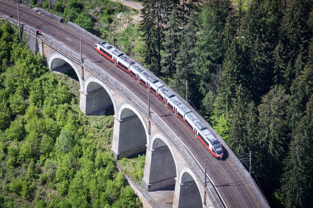 Vogelperspektive eines Zugs auf der historischen Semmering Bahn