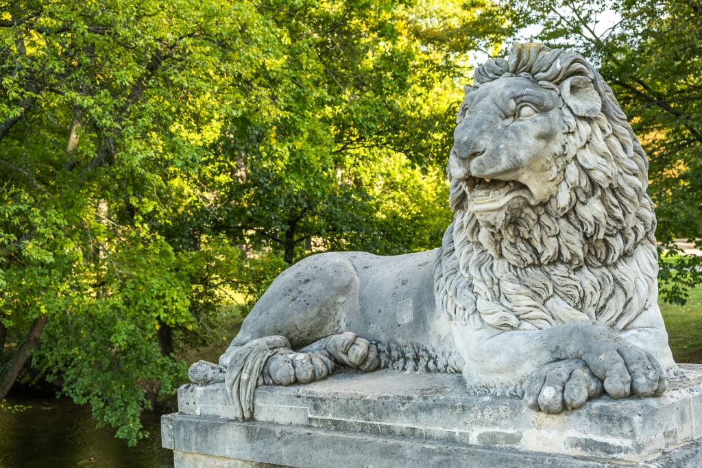 Löwenstatue im Schlosspark laxenburg