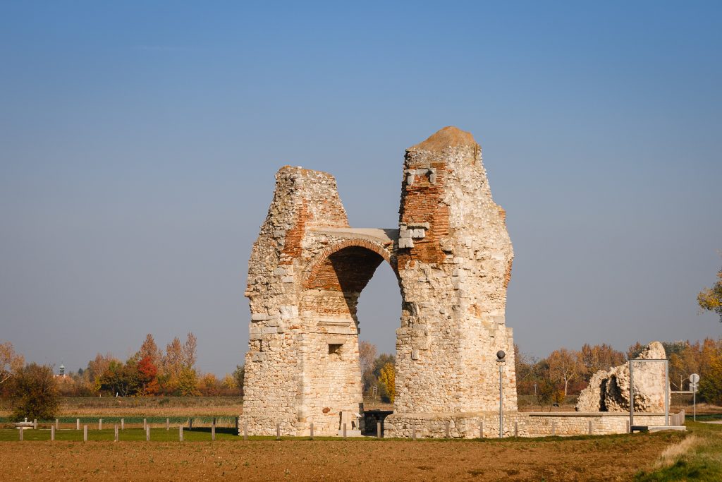 Altes römisches Tor in Carnuntum